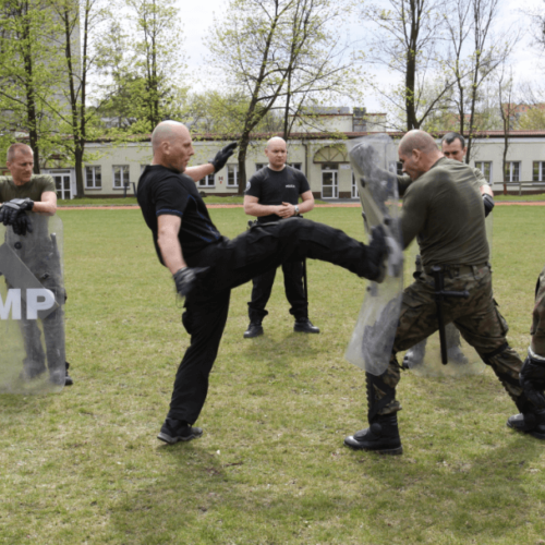 Policjanci szkolą żołnierzy 16 Batalionu Powietrznodesantowego w Krakowie